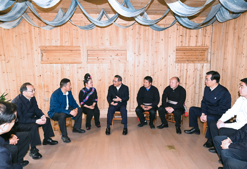 李強(qiáng)在貴州調(diào)研時強(qiáng)調(diào)
毫不放松抓好各項政策舉措落實(shí)
扎實(shí)有效鞏固拓展脫貧攻堅成果「相關(guān)圖片」